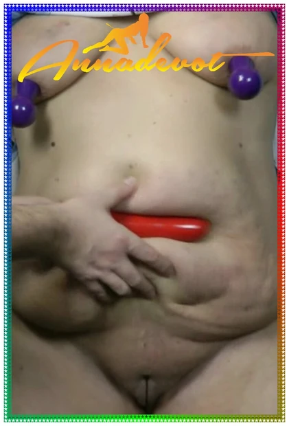 Мой господин играет с моим большим животом и моими толстыми сиськами, он делает мой живот возбужденным, вы также в женщин с большими сиськами?