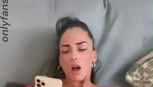 Çok azgın medusa dildolarla oynuyor ve ateşli videoların bir derlemesinde mastürbasyon yapıyor.