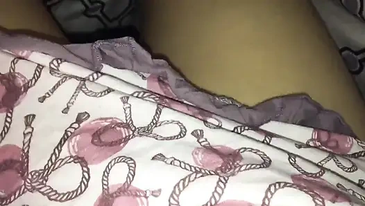 İşe gitmeden önce amını okşuyor