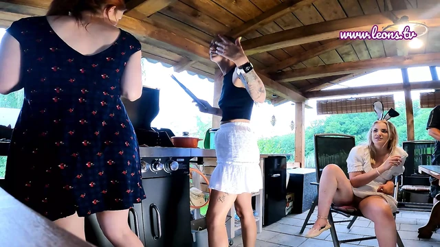 Сексуальные и горячие тугие киски Девушки вечеринку на улице в саду без трусиков и в стрингах в мини-юбке и суммерке платьев