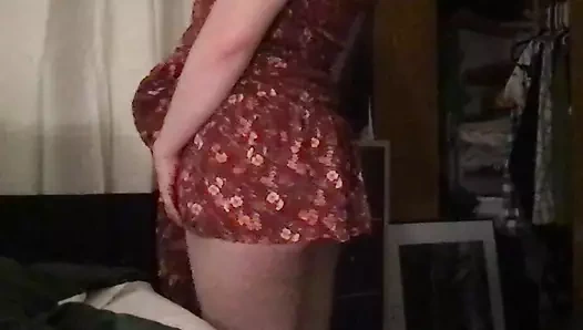 Orta yaşlı seksi kadın pembe dildoyla götten sikişiyor