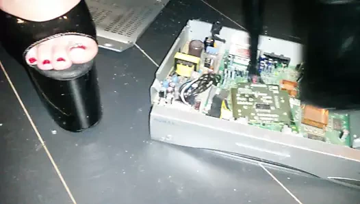 Bayan l elektronik aşırı yüksek topuklu ile ezmek.