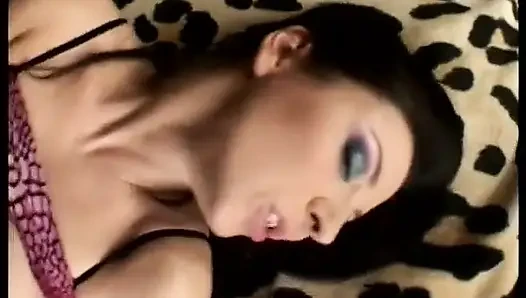 Harika esmer kız arkadaşlar dildoyla sıkı deliklerini sikiyor