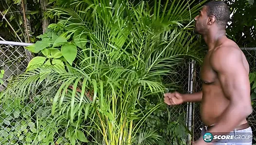 Evli kadın ve anne Zoraya Mora büyük yaraklı bahçıvanını sikiyor