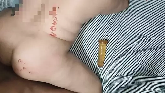 Evli kadın iki yarakla amından sikiliyor çığlık atıyor ve boşalıyor