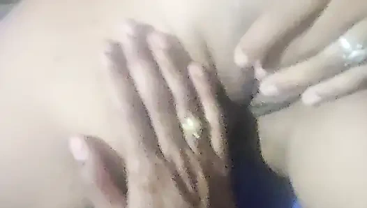 Üvey erkek arkadaşı amcığını üvey sevgilisine gösterdi ve masaj yaptırıyor