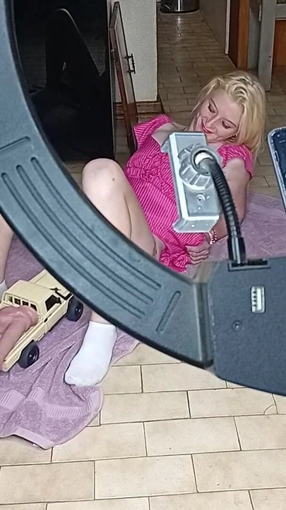 Yapay penisli hintli araba 19 yaşındaki ateşli bluzlu amcığı sikiyor | Klip 2