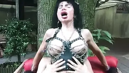 Deri koşumlu azgın orta yaşlı seksi kadın zonklayan yarakları yutuyor