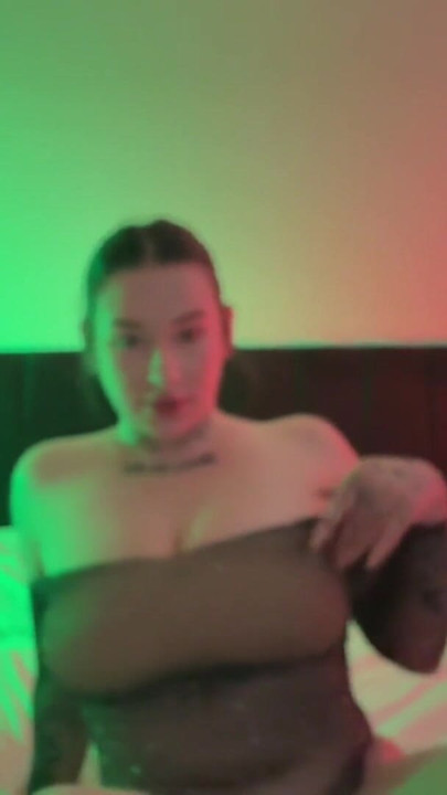 Seksi İngiliz kız büyük göğüsleriyle seni baştan çıkarıyor | Klip 1