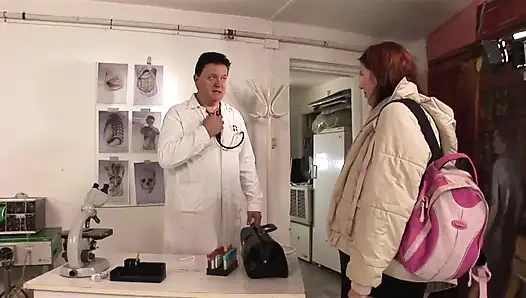 Dejenere kızıl saçlı hamile sürtük ambulatorium'da sikişiyor