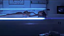 Anjelina jolie - sıkılmış çıplak göğüsler