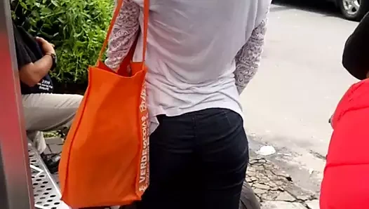 Culito esperando el bus