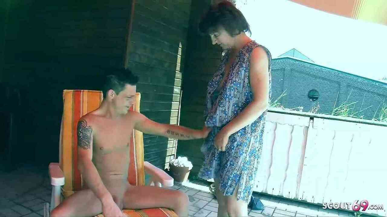Çılgın üvey oğlu baştan alman anne için sikme üzerinde balkon