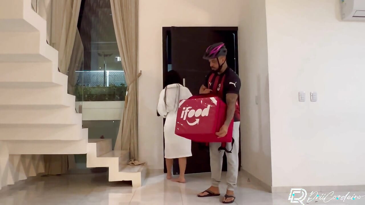 Evime yemek getiren bir kuryeyle seks yaptım