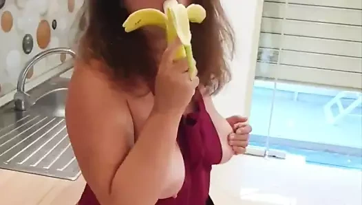 Ateşli ev hanımı mutfakta