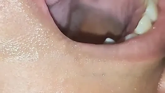 Kölem örümcek adamı taklit etti ve süt gırtlağına kadar baş aşağı durdu