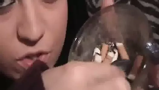 Uzun çivilenmiş zincirli sigara içen