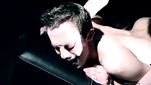 Vampir twink'i yeraltı dünyasının seksi derinliklerine sokuyor