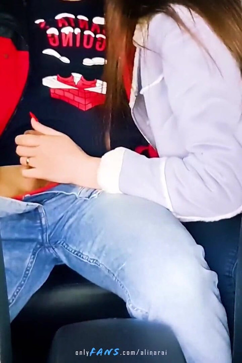 Üvey anne, babacık süpermarketten dönmek üzere, gerçekten sikimi emmeye vaktin olacak mı?