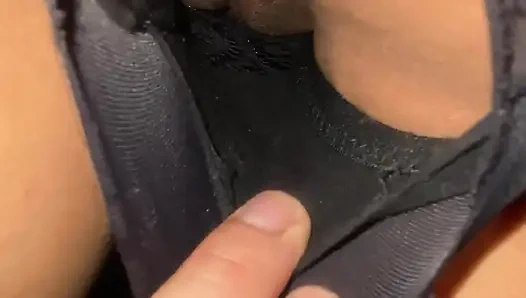 Üvey kız kardeşimin külotunu kırıyor