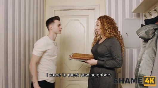 Utanç4k. güzel milf harika bir komşu olmaya çalışıyor