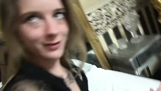 2 filmin kaydedilmesinden sonra, Melody Pleasure o kadar azgın ki kendi kendine sikişecek
