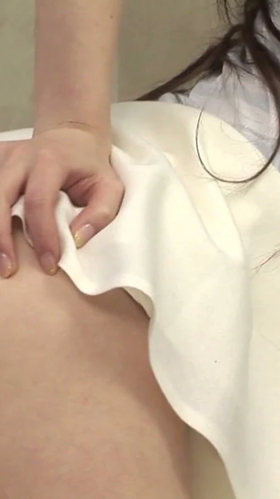 Japon sıska kız gags üzerinde musluklar, sonra sürmek onları için twinks | Klip 1