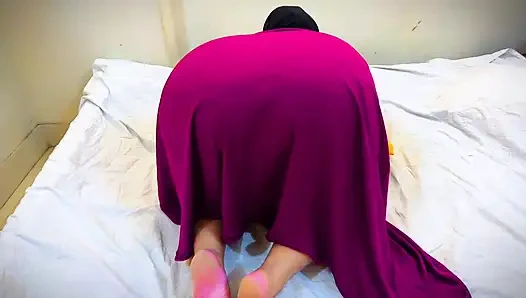 Nem tudom elkezdeni a napomat párnapúp nélkül, mert szuper dögös MILF nők vagyok arabból