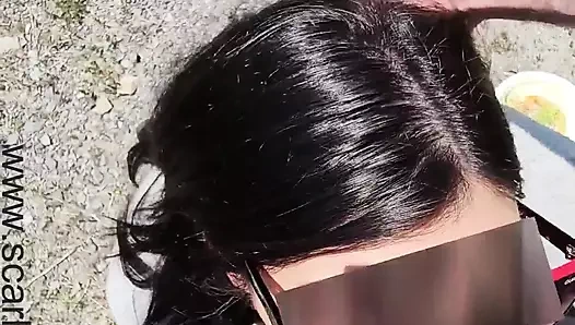 Azgın Scarlet bir arkadaşıyla yürüyüşte takosunu istedi