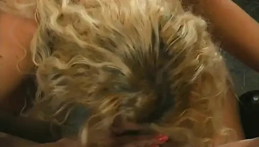 Sarışın genç kız amcığını yalatıyor ve patlamalı orgazm için parmaklanıyor