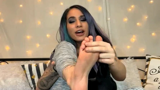 Farklı yerlerdeyken striptiz oyunu oynuyor