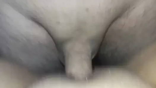 Sikme ve boşalmak üzerinde ona tatlı kedi