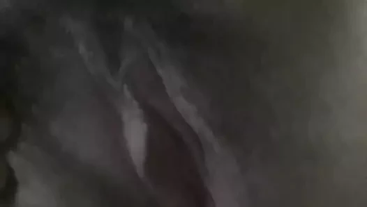 Kedi gösteri arasında olgun kız dik