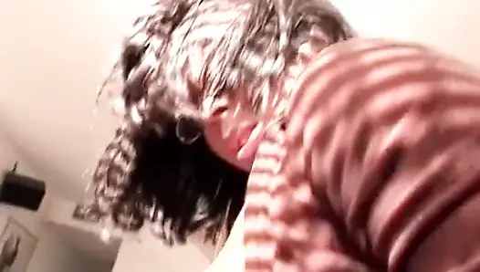 Gözlüklü seksi hatun uzun yaraklı bu adama sakso çekiyor