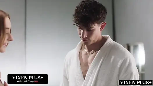 Vixenplus azgın hatun Melanie herkesin içinde sikişirken yakalanmanın heyecanını seviyor