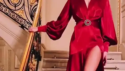 Iris Mittenaere - jet d'eau avec ses cheveux