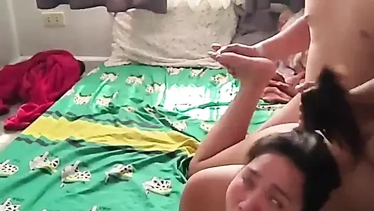 ASYALı ÜVEY ANNE YARALı ÜVEY OĞLUNA BANYO YAPMASıNA YARDıM EDIYOR VE SONUNDA SIKINI EMIYOR VE DÖLLENIYOR BÖLÜM 2