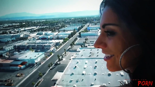 Bella Reese dölünü sikmeden önce canavar bir yarağı gırtlağına kadar alıyor