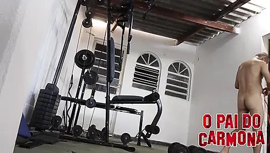 Kamera spor salonunda çıplak taç filme çekiyor