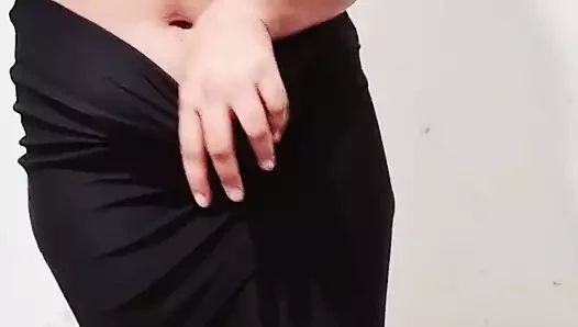 Sri Lankalı seksi kız soyunuyor ve amını parmaklıyor