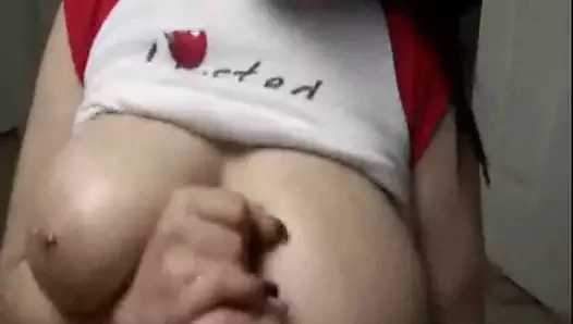 Benim seksi piercing bebeğim deldi meme uçları ve dövmeler ile