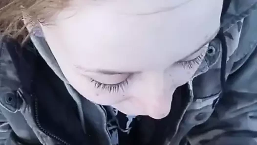 Kızıl saçlı açık havada iyi kafa verir