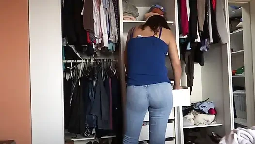 58 yaşındaki evli kadın ve anne 18 yaşındaki oğlunun arkadaşından götüne büyük boşalma alıyor