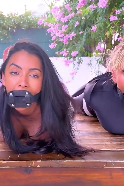 Courtney, Renee ve Emma yakalandı, bağlandı ve teşhir edildi (hd)