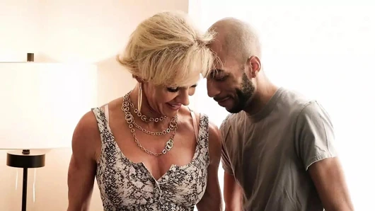 İri göğüslü evli kadın ve anne büyük, genç bir yarağı sikiyor