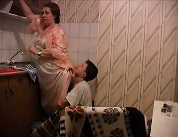 Oğlan becerdin anneanne içinde the mutfak