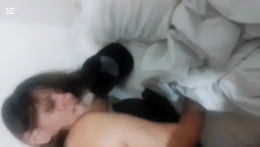 Büyük götlü orta yaşlı seksi kadın ve komşusu kayınbiraderiyle üçlü seks yapıyor.