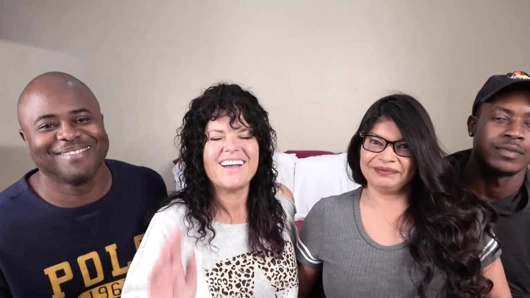 Mynx ve Karla geri döndüler. Bir süredir arkadaş oldular ve birlikte filme almak istediler.  Kızlar aşağı inmeye başlıyor