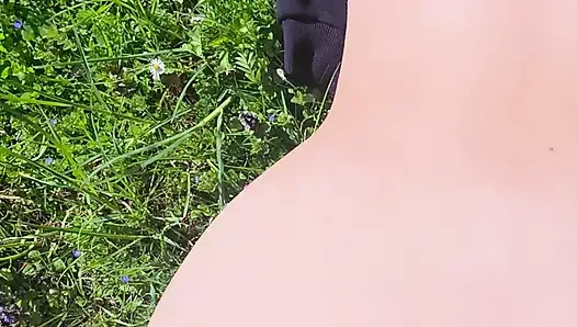 Tatlı tavşan yeşil tarlada bir yabancı tarafından sikiliyor.
