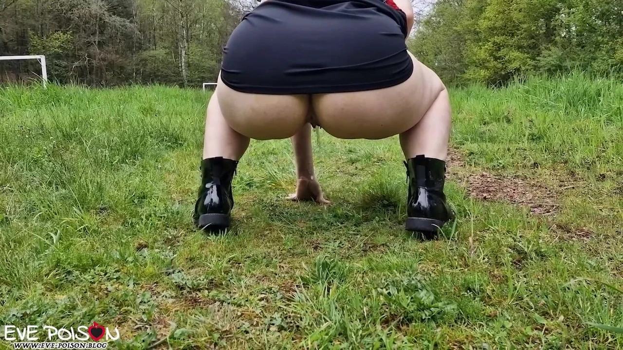 Похотливая EvePoison обожает быть шаловливой и писающей на публике